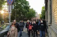 Сторонники Тихановского после его задержания идут к милиции / hrodna.life