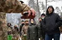 Украинская территориальная оборона во время инструктажа по видам мин&nbsp; /&nbsp;The Washington Post&nbsp;
