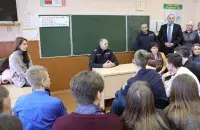 Председатель Следственного комитета Иван Носкевич встречался с учениками школы, в которой произошла трагедия / СК