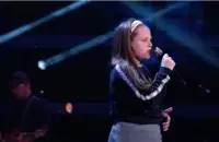 Катарина поёт песню группы Iowa / Кадр из видео​