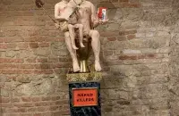 Скульптура "Голыя забойцы" / Kaputin Official, twitter.com
