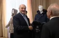 Александр Лукашенко получил подарок / Скриншот с видео СТВ