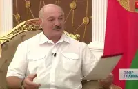 Во время интервью руководитель государства заглядывал в свои записи: &quot;Идиоты в России&quot;. Скриншот с видео &quot;Беларусь 1&quot;.