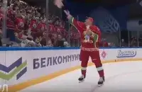 Лукашенко швыряет игрушку через ограждение хоккейной площадки