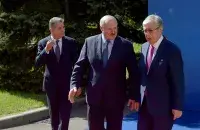 Лукашенко (в центре) с другими участниками саммита в Ереване / president.gov.by​