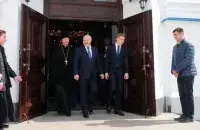 Александр и Николай Лукашенко выходят из Ляденского храма, 19 апреля 2020-го / president.gov.by