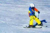 Ребёнок катается на лыжах в Минске
