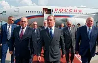 Дмитрий Медведев на церемонии встречи в аэропорту Минска / ria.ru​