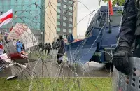 Колючая проволока, разделяющая силовиков и протестующих на Марше Единства в Минске 6 сентября 2020 года / Еврорадио