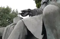 Памятник Пушкину остался без пера / minsknews.by​