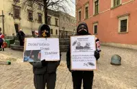 Плакаты на большой акции солидарности с белорусами / Еврорадио