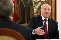 Александр Лукашенко в Санкт-Петербурге под портретом Петра I / Reuters​