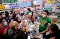 На Філіпінах людзі масава скупляюць медыцынскія маскі / Reuters