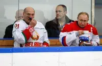 Лукашенко и Путин играют в хоккей / Reuters