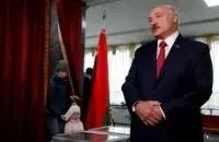 Александр Лукашенко на избирательном участке / Reuters​