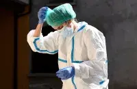 Доктор во время пандемии коронавируса / Reuters