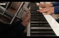 Стыў Розенберг іграе на фартэпіяна / скрыншот з відэа​