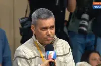 Иван Афанасьев задает вопрос Владимиру Путину / Кадр из видео​