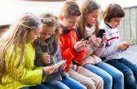Школьники со смартфонами