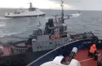 Расійскі карабель тараніць украінскі буксір