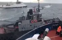 Российский катер таранит украинское судно. Кадр в видео