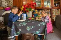 Дети обедают за столом /&nbsp;Дмитрий Демишев / БФ "Голоса детей"
