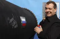 Дмитрий Медведев около трубы &quot;Северного потока&quot;. Фото из архива Reuters