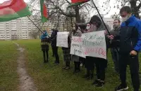 Студенты с красно-зелеными флагами возле американского посольства / Еврорадио