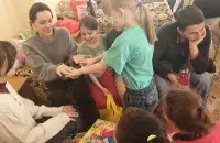Анджелина Джоли в реабилитационном центре для детей в городе Борислав Львовской области / facebook.com/boryslavrada

