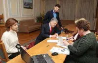 Пётр Порошенко подает документы на регистрацию кандидатом в президенты / Reuters
