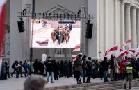 White-red-white flags in Vilnius / delfi.lt
