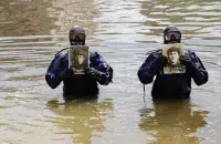 Российские водолазы пронесли портреты ветеранов по дну реки / 57.mchs.gov.ru​