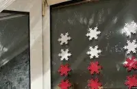 Минчанам разбили окно за белые и красные снежинки / svaboda.org​