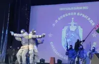 Бойцы на сцене / Скриншот с видео