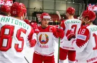 Егор Шарангович (в центре) в сборной был капитаном / hockey.by​