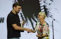 Александр Михалкович получает награду