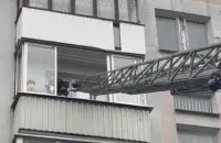 Спасатель попал на балкон с помощью автолестницы
