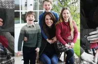 Кейт Миддлтон с детьми
