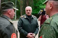Александр Лукашенко с военнослужащими, иллюстративное фото
