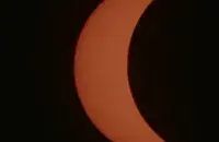 Луна уже начинает закрывать собою Солнце
