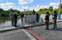 Дзмітрый Смактуновіч на мосце паміж Польшча і Беларуссю
