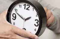 В Европейском союзе всё ещё переводят часы на зимнее время
