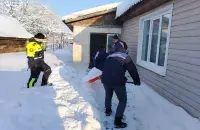 Судебные исполнители откопали из-под снега дом
