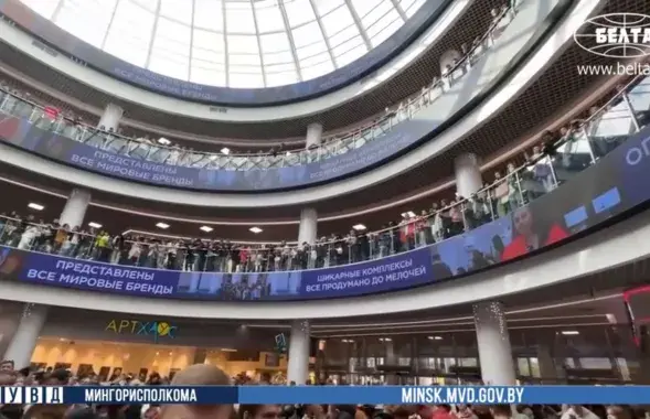 Три этажа торгового центра плотно заполнили люди / МВД
