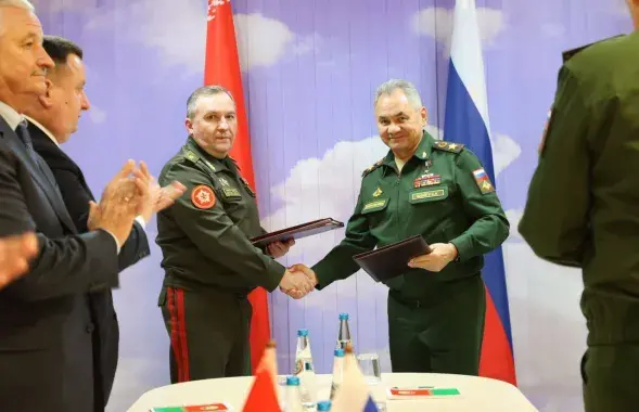 Хренин и Шойгу жмут руки после подписания изменений в старое соглашение региональной безопасности / Министерство обороны
