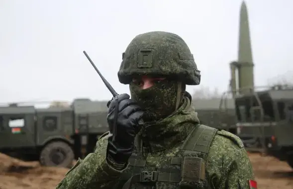 Белорусский военный на фоне ракетного комплекса "Искандер-М", который может быть носителем ядерного оружия / Министерство обороны
