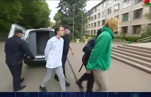 Студентов ведут на показательный суд / Скриншот из видео "Беларусь 1"