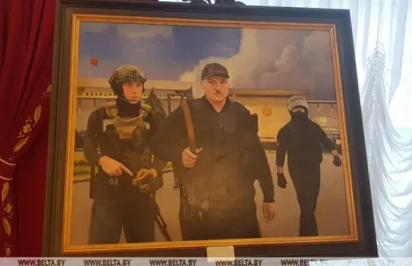 Мікалай і Аляксандр Лукашэнкі на карціне, выстаўленай у Палацы Незалежнасці / БЕЛТА​
