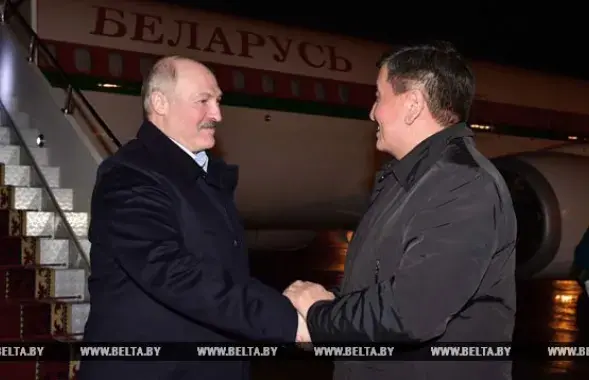 Руководителя Беларуси встречают в аэропорту Манас. Фото: БЕЛТА
