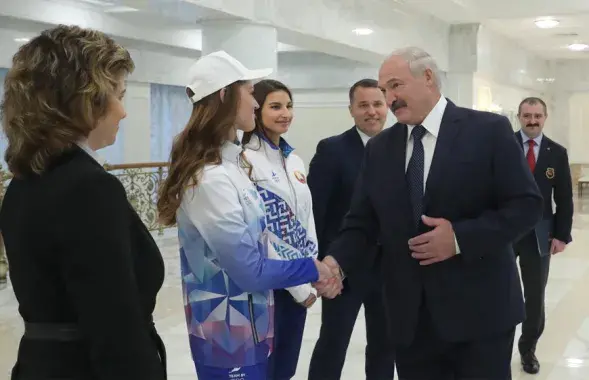 Лукашенко приветствует Герасименю / БЕЛТА​